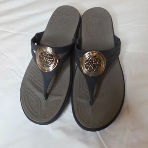 Crocs Sandals Sanrah Navy/Gray with Decorative Medallion - Size 8